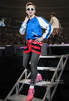 Big Bang组合成员权志龙 (G-Dragon) 身着圣罗兰 (Saint Laurent) 亮相日本巡演演唱会！_权志龙_权志龙_海报时尚网