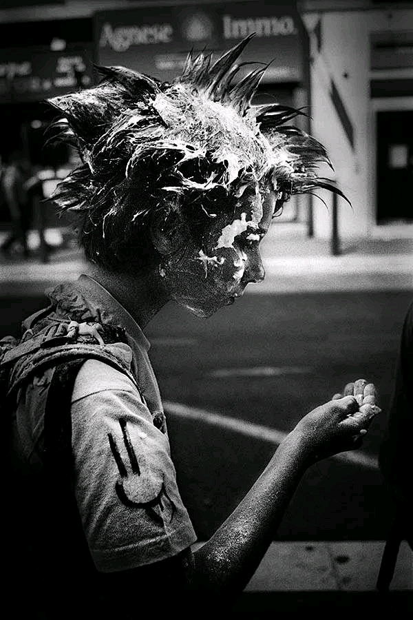 灯下在艰难坚守在痛苦挣扎在万人目光在垂暮斜阳在黑暗困顿在扑火飞蛾