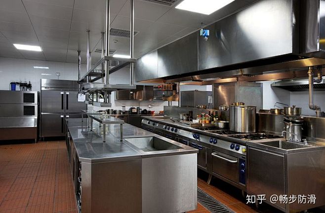 饭店厨房怎么做地面防滑处理？千万别用防滑...