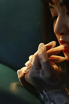 「 人们都太过迁就所以才沦为爱囚 」_人像_POCO摄影,情绪,光影,A_李若楠,复古,追光