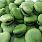 蚕豆【别名】：胡豆、佛豆=、川豆、倭豆、罗汉豆【营养】1.成熟蚕豆内的固体物质含量是未成熟蚕豆的3倍以上，因此成熟蚕豆的热量、蛋白质、矿物质和某些维生素远较未成熟的高，但未成熟的蚕豆为维生素A、维生素C的上等来源。2.蚕豆中有大量的蛋白质，并且氨基酸种类齐全，特别是赖氨酸丰富。3.蚕豆中含有较丰富的膳食纤维。
4.蚕豆中含有较丰富的叶酸和维生素A。