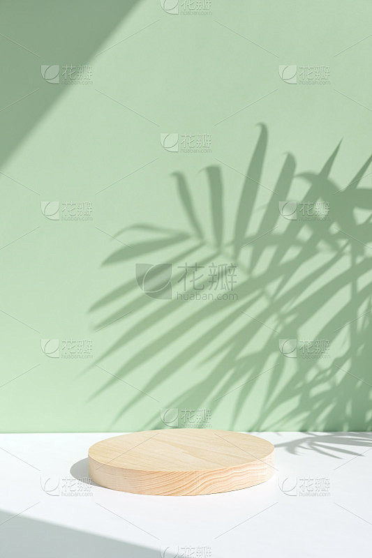 白色桌子上的木制场景，柔和的绿色背景和棕...