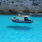 【佩拉杰群岛（Pelagie Islands）】位于地中海中部，海水透明得宛如船漂浮在蓝天上。