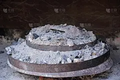 Sač(西里尔语:Сач)是一个大的金属或陶瓷盖子，像一个浅钟，上面覆盖着烤面包的面团或肉，上面放着