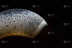 一个在黑色背景上的彩虹颜色的气泡。