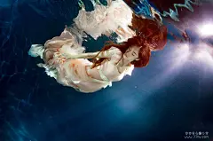 水底唯美艺术创意摄影_奇奇美女图分享 - 高清无水印美女图片|美女套图时尚壁纸|杂志视觉摄影