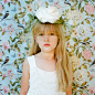 7岁的小孩子们戴着上世纪50年代流行的淑女帽，不仅表现出在花朵衬托下，孩子们自然散发出的芬芳气息，还唤回人们盛装打扮，迎接美好春天的，属于那个年代的记忆。摄影师：Aline Smithson
