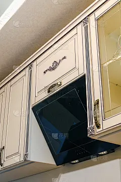 大理石台面上的不锈钢铁架，厨房用具