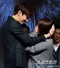 #江南1970##李敏鎬# 幸運女孩妳不僅和大萌對視，還一起拍照， cr 츠이유