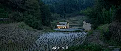 华黎/迹·建筑事务所最近完成的先锋厦地水田书店，之前看他们发布的新年贺卡我就盯了很长时间，一个很有趣的“嵌套叠加”关系（图3、4），如图5草图所示，原来的土坯墙、嵌入的混凝土结构、房屋中心的那根独立柱亭子，这三者看上去相互独立其实又相互关联，平面布置也蛮大胆，一个沿轴线的楼梯跨越建筑前后，楼梯平台中间一根钢柱……，这根钢柱顶着一个如亭子般的屋顶，屋顶四角有钢结构杆件与混凝土结构连接，土坯、混凝土、钢构，这样一个双层嵌套关系完成。图片由@迹TAO 提供。#SOCIARCH#