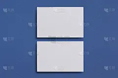 模拟两个水平的白色名片在蓝色纹理纸背景。品牌标识的模拟模板。用于图形设计师的演示文稿和作品集