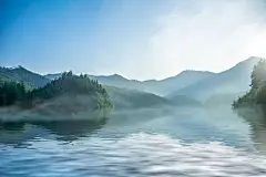 江西景德镇浮梁县山水风光  晨雾 蓝调 静谧 背景 壁纸 湖 水面图片下载