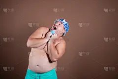 洗澡的搞笑胖子。