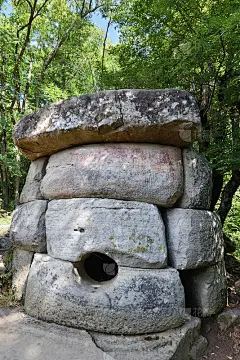 格伦齐克山上的石门。