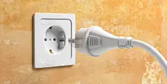 准备连接。黄色墙上的白色电源插头和电插座。3d 插图