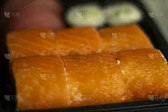 与三文鱼寿司。亚洲美食。餐厅的海鲜。