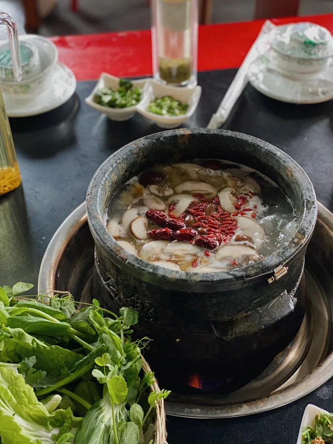 西藏林芝必吃治愈美味鲁朗石锅鸡/新鲜松茸