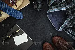 男士服装和配件鞋子，眼镜，衬衫和名片在黑暗的背景。顶部视图与复制空间