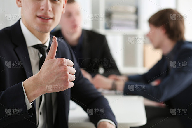 男性的手表示OK或同意，拇指向上