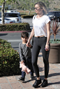 【高清】Miranda Kerr looks effortlessly gorgeous as she and son #Flynn Bloom# shop for toys and then head to lunch in Malibu, CA on April 14, 2016.