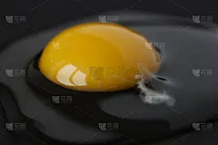 生鸡蛋放在黑色的表面上。生鸡蛋上的蛋黄和蛋白质呈黑色，侧面可见。