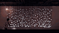 ▲Han Lee灯泡装置

韩国艺术家Han lee在空间中使用200多个灯泡做成了一个灯泡的装置艺术，200多个灯泡在空间中垂直安置，在黑暗的空间中犹如星光点点，当有观众从旁边走过时，灯泡会随着人们的移动交替闪烁，如梦如幻，宛若灿烂星河流行划过。
