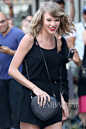 当地时间6月14日，泰勒·史薇芙特 (Taylor Swift) 身穿黑色吊带连体短裤秀美腿在纽约出街。
