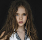 俄罗斯金发碧眼的9岁气质女模Kristina Pimenova被誉为“世界第一美少女”，3岁出道，9岁已经是世界名模了，颜值简直了！