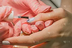 粉红手套师傅正在给一个小女孩修指甲，