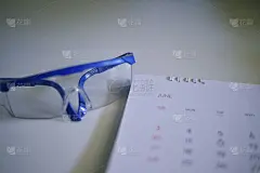 模糊日历在白色色调的规划概念。