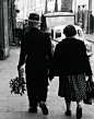 thegiftsoflife:

Elderly Polish Couple Walking Hand in Hand, Paul Schutzer. (1930 - 1967)
