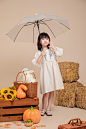 雨伞白色连衣裙小女孩秋季儿童人物摄影图