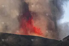火山喷发。埃特纳火山从沃拉吉火山口喷发。