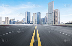 空旷的高速公路与城市景观和天际线，中国重庆。