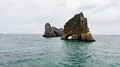 新西兰北岛纳尔逊，瓦拉里基海滩上的波纹沙和岩层，海洋中的拱门岛，自然壁纸背景，航拍惊人的岩层