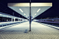 霓虹灯,车站,车站月台,夜晚,钢铁_560215535_Railway station Budapest_创意图片_Getty Images China