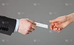 交换名片的商务人士