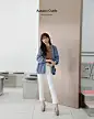 清风吹的天气轻巧穿着很不错 : ★~★ V领麻花针织衫  ★~★ 最近早晚有些清凉，穿着正合适  ★~★ V领线条和多种内衣搭配无负担  ★~★ 宽松垂坠板型显苗条  ★~★ 前面纽扣开襟，麻花针织结构为亮点  ★~★ 材质有弹力  ★~★ 宽松版型，推荐L码以内穿  ★~★ 模特：乳白色，天蓝色