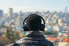 听音乐的创意年轻人背影