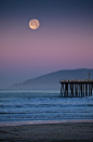  Full moon sets over Pismo Beach at sunrise on winter ...  满月落在庇斯摩海滩,日出的冬天
