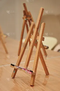 桌上放着一个小小的木制帆布画架