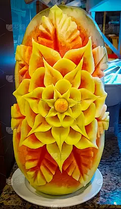 自助餐上摆放着雕花瓜作装饰