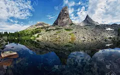 美丽的山川湖泊，旅游和远足，郁郁葱葱的草木和鲜花周围。山上解冻的泉水。高山，高山草甸的神奇景色