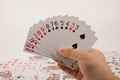 扑克牌打牌棋牌棋牌室牌类摄影图