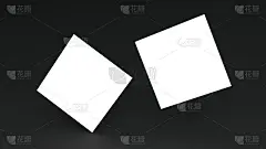 白色方形名片模型堆叠在黑色桌子的背景。品牌展示模板打印。2.5 × 2.5英寸纸张大小的封面。空的空