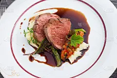 小牛肉片配蔬菜炖菜