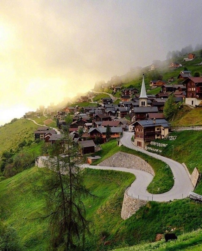 瑞士的劳特布鲁恩​​小镇，简直就像童话中...