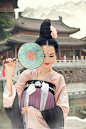 春山暖日和风，阑干楼阁帘栊，杨柳秋千院中。啼莺舞燕，小桥流水飞红。云收雨过波添，楼高水冷瓜甜，绿树阴垂画檐。沙橱藤簟，玉人罗扇轻缣。唐制汉服@清辉阁步光  摄影@粉黛流芳中国古典服饰艺术摄影  #汉服摄影#