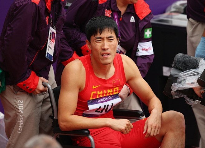 刘翔坐在轮椅上，神色茫然的离开赛场