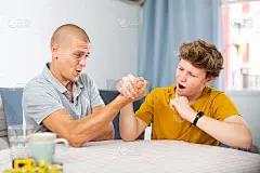 父亲和儿子在扳手腕